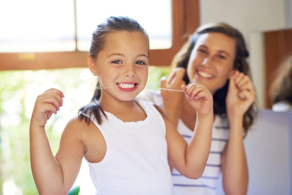 L'uso del filo interdentale è importante fin da bambini